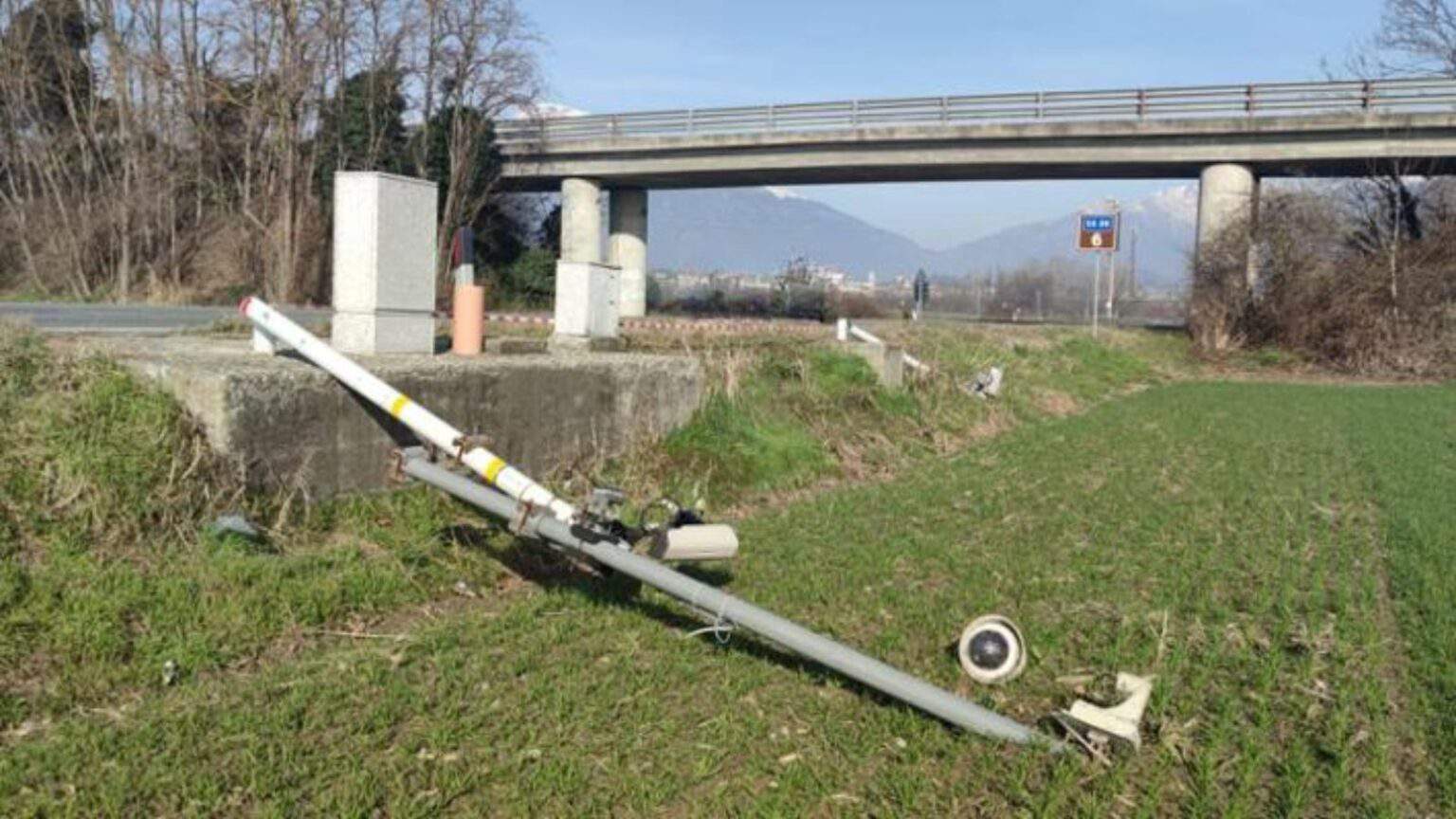 Nuovo “attacco” di Fleximan: autovelox distrutto a Ivrea