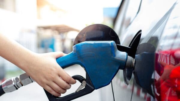 Continuano i rincari benzina: al servito superati 2,5€ al litro