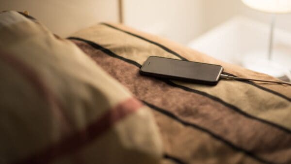 Apple mette in guardia gli utenti che ricaricano l’iPhone di notte