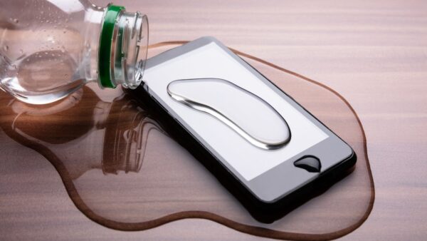 Apple: cosa fare quando il telefono finisce in acqua?