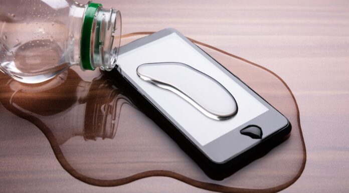 Apple: cosa fare quando il telefono finisce in acqua?
