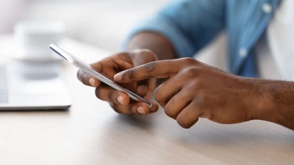 Ecco cosa fate necessariamente prima di buttare uno smartphone