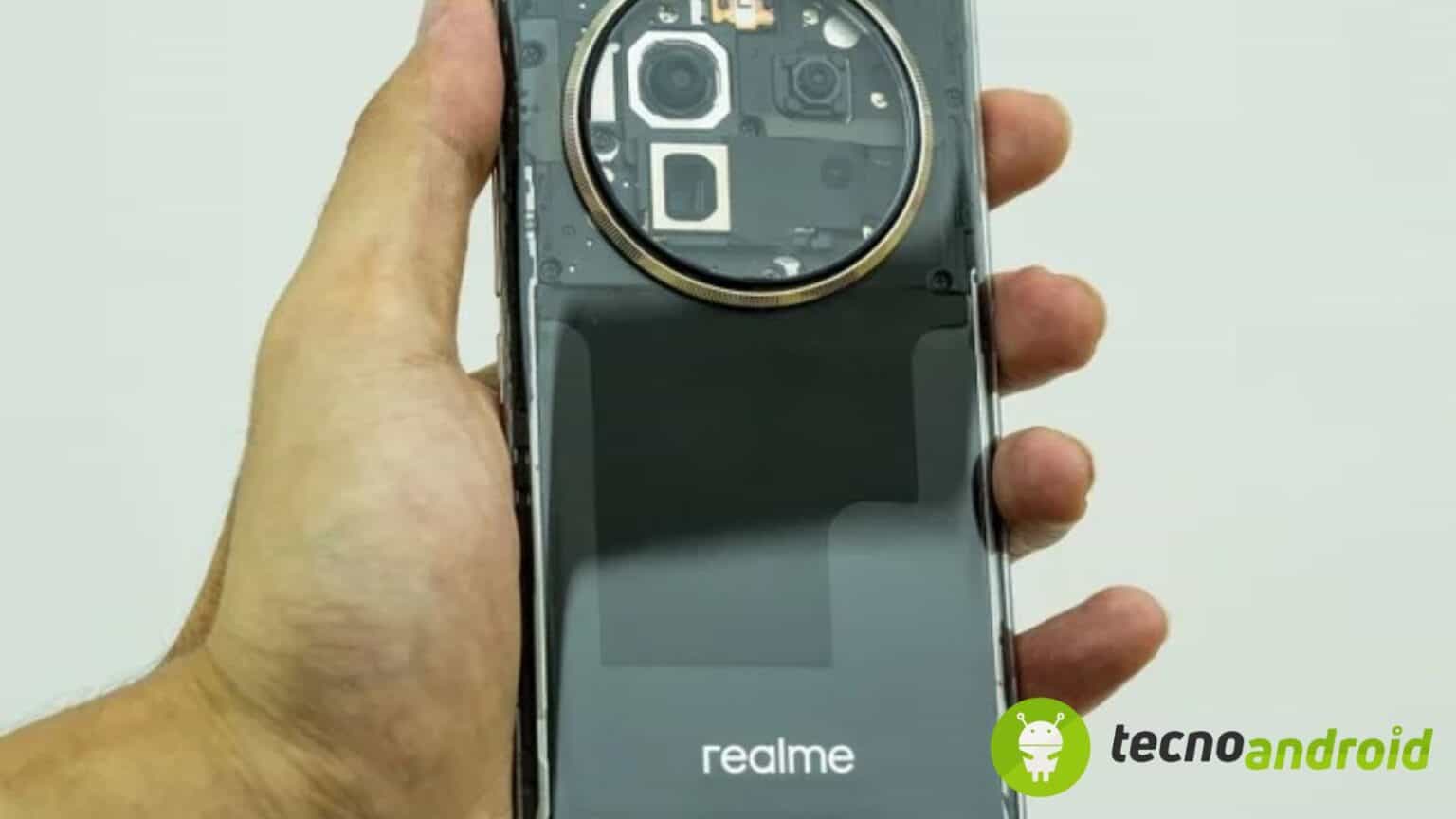 Realme 12 Pro+: la parte posteriore è in vetro trasparente