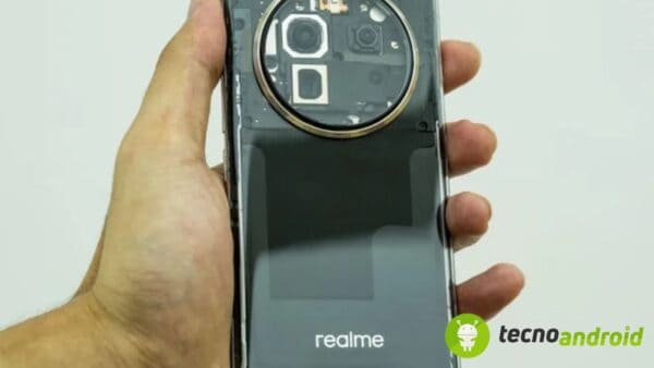 Realme 12 Pro+: la parte posteriore è in vetro trasparente