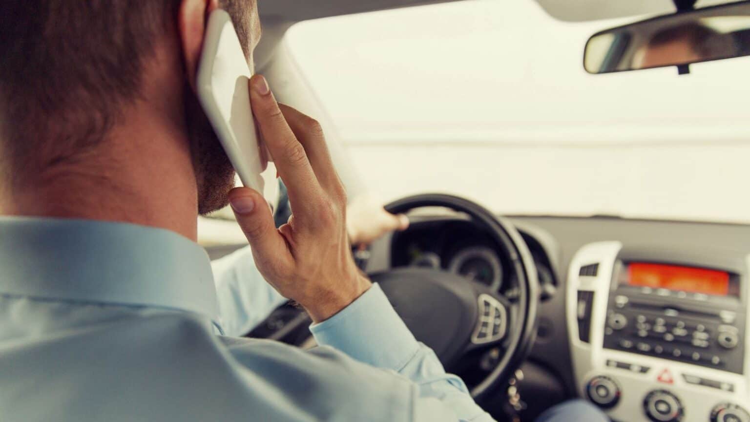 Patente verrà sospesa se si usa lo smartphone alla guida