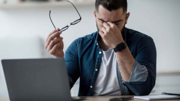 Strategie per mantenere la salute degli occhi nonostante le lunghe ore davanti allo schermo