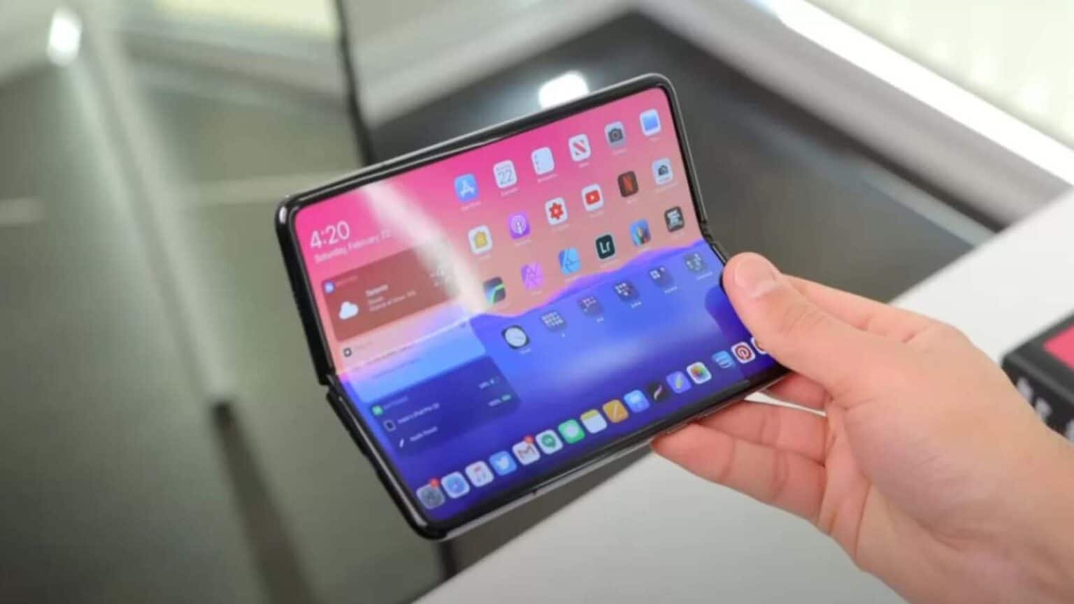 Il lavoro degli ingegneri di Apple nel creare un dispositivo pieghevole e le sfide della cerniera