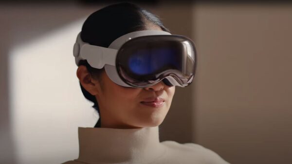 Polemiche su Apple Vision Pro e la limitazione sui contenuti per adulti