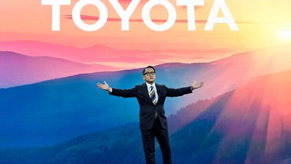 Toyoda avverte il governo giapponese sui rischi di un divieto affrettato delle auto a benzina