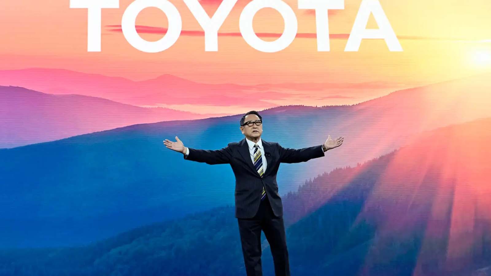 Toyoda avverte il governo giapponese sui rischi di un divieto affrettato delle auto a benzina