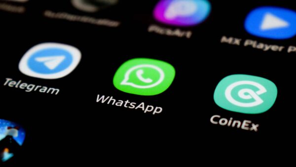 Le opportunità e le possibili minacce nel consentire la comunicazione tra piattaforme di messaggistica diverse come WhatsApp