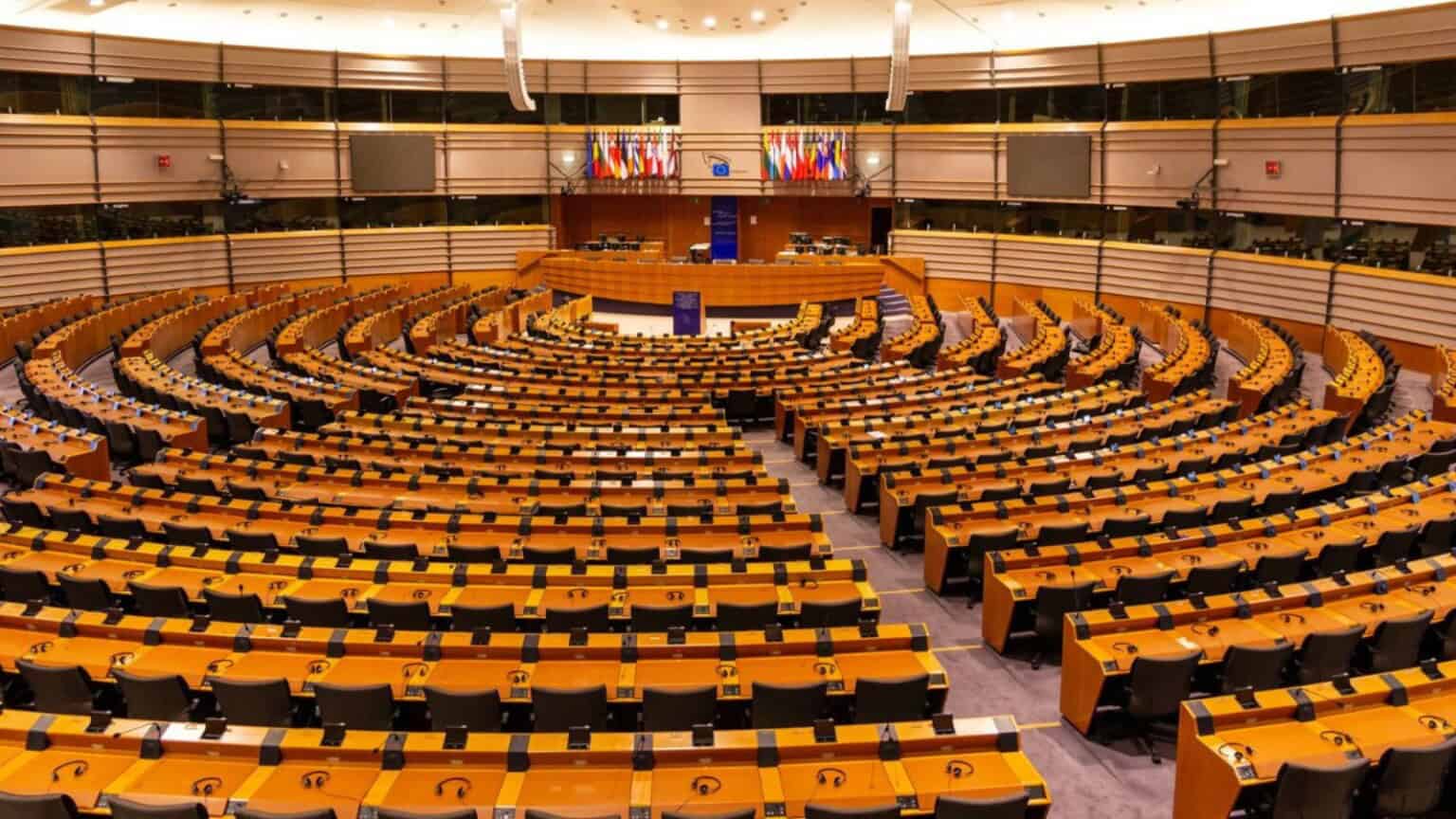 AI Act, la prima legge sull'intelligenza artificiale approvata dal Parlamento UE