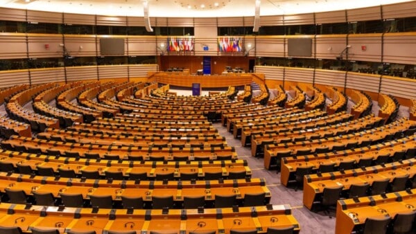 AI Act, la prima legge sull'intelligenza artificiale approvata dal Parlamento UE