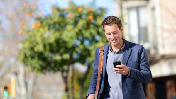 Usare lo smartphone mentre si cammina potrebbe causare dei problemi