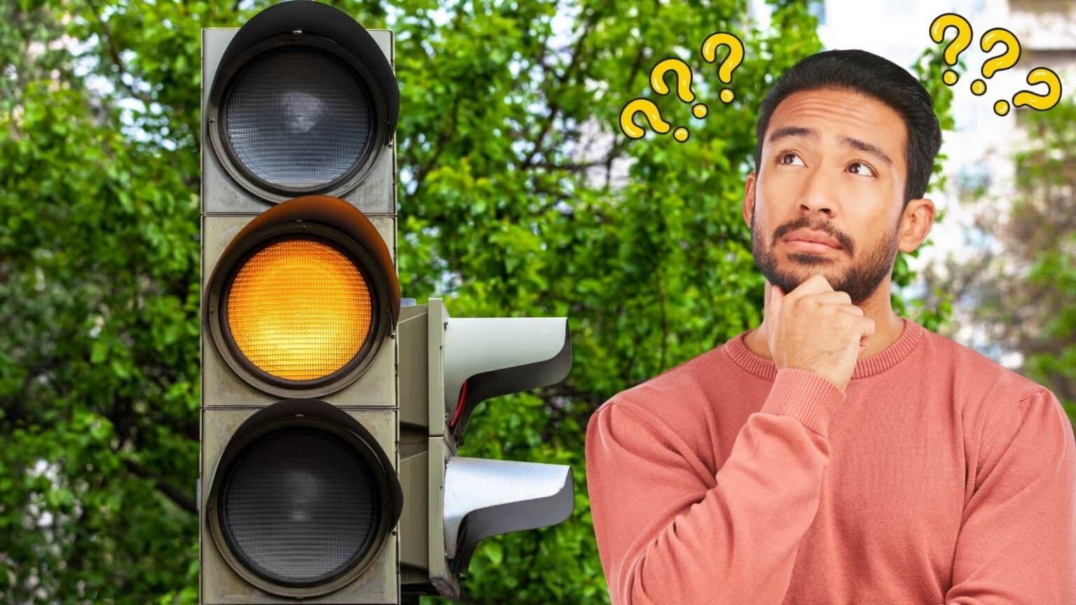 Semaforo: cosa si fa quando è di colore giallo? Si può passare o no?