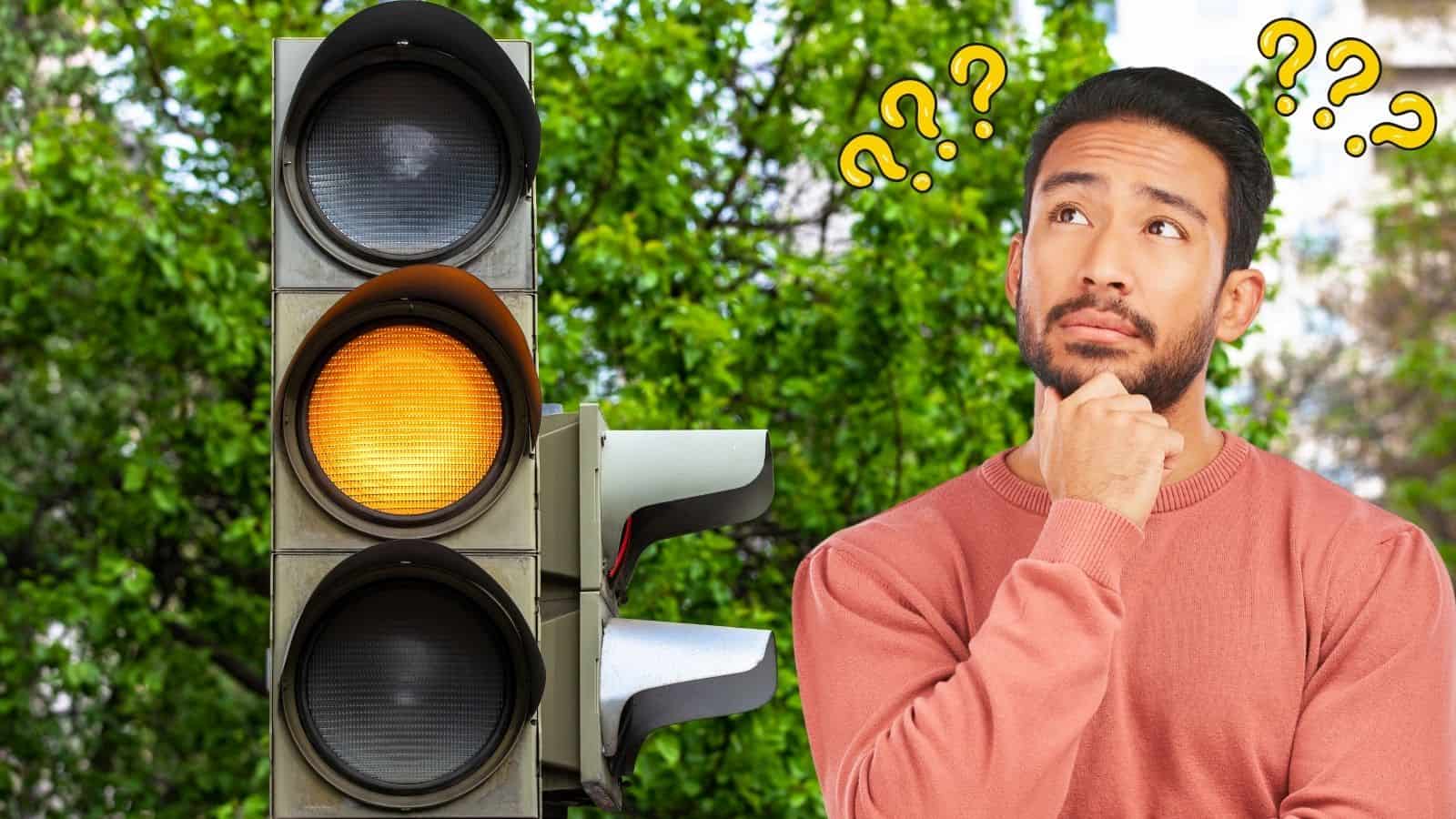 Semaforo: cosa si fa quando è di colore giallo? Si può passare o no?