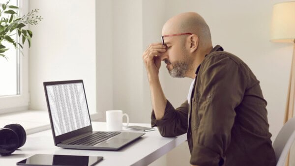 Prevenire il mal di testa da PC: strategie e suggerimenti utili per una salute migliore