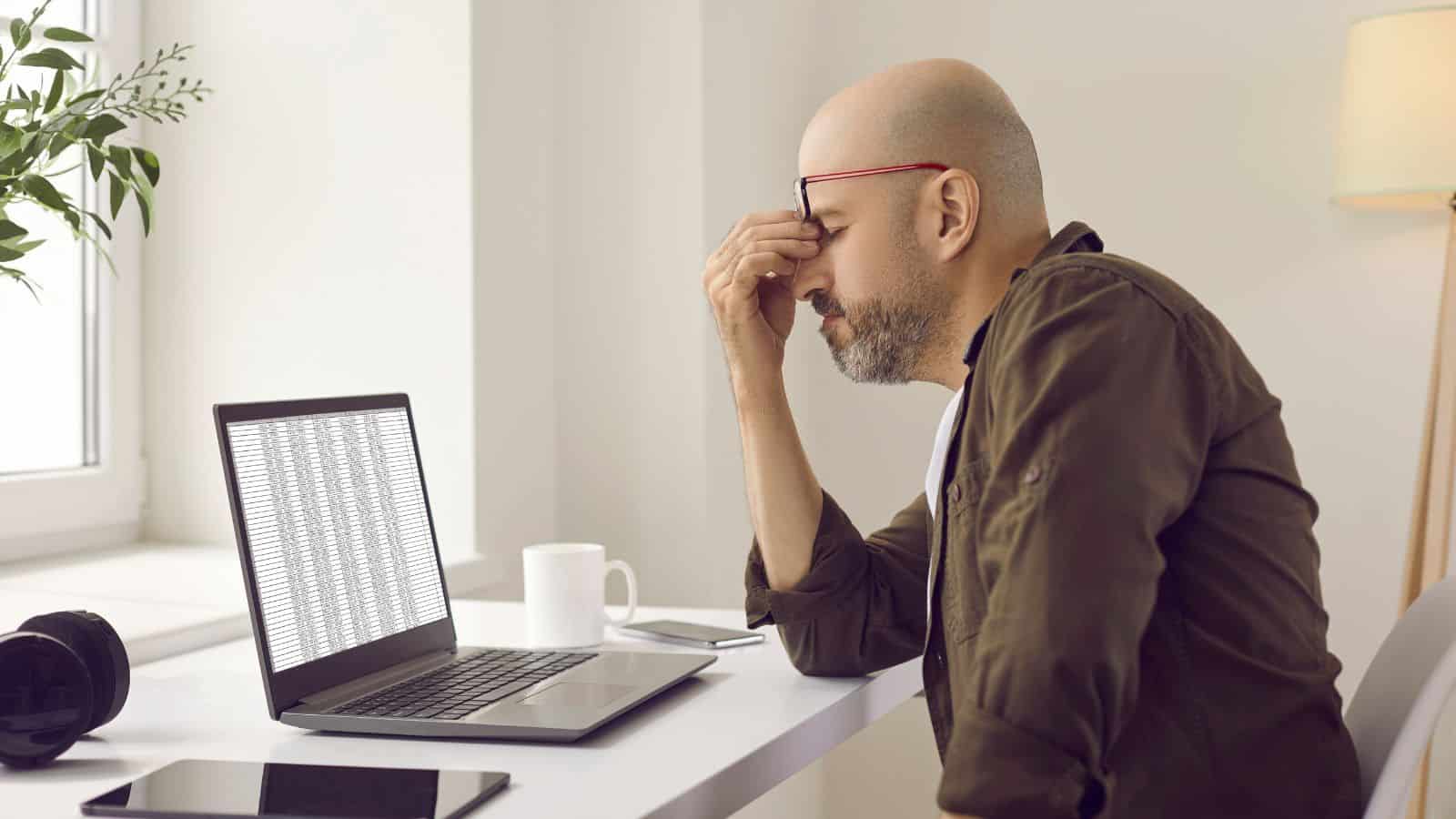 Prevenire il mal di testa da PC: strategie e suggerimenti utili per una salute migliore