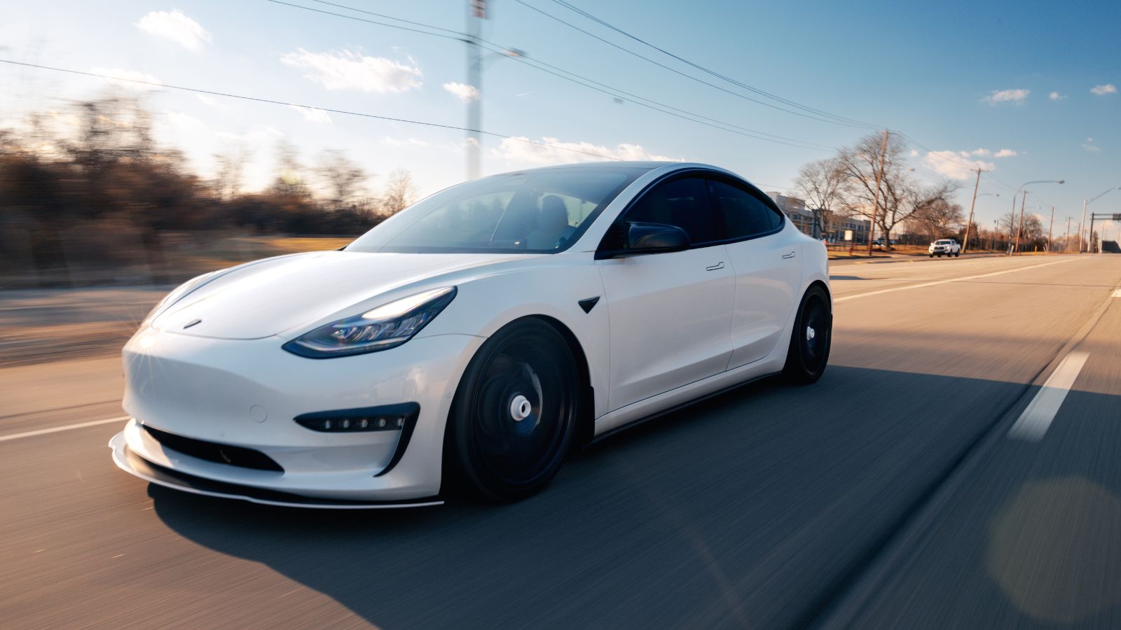 Tesla sta plasmando il futuro della mobilità con le sue soluzioni avanzate di guida autonoma
