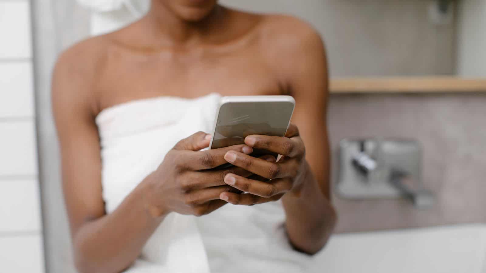 I batteri nel bagno possono contaminare il tuo telefono, usalo in modo corretto