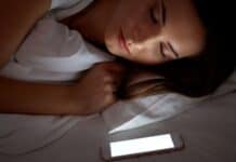 Perché lasciare il cellulare lontano dal letto potrebbe essere la scelta più saggia