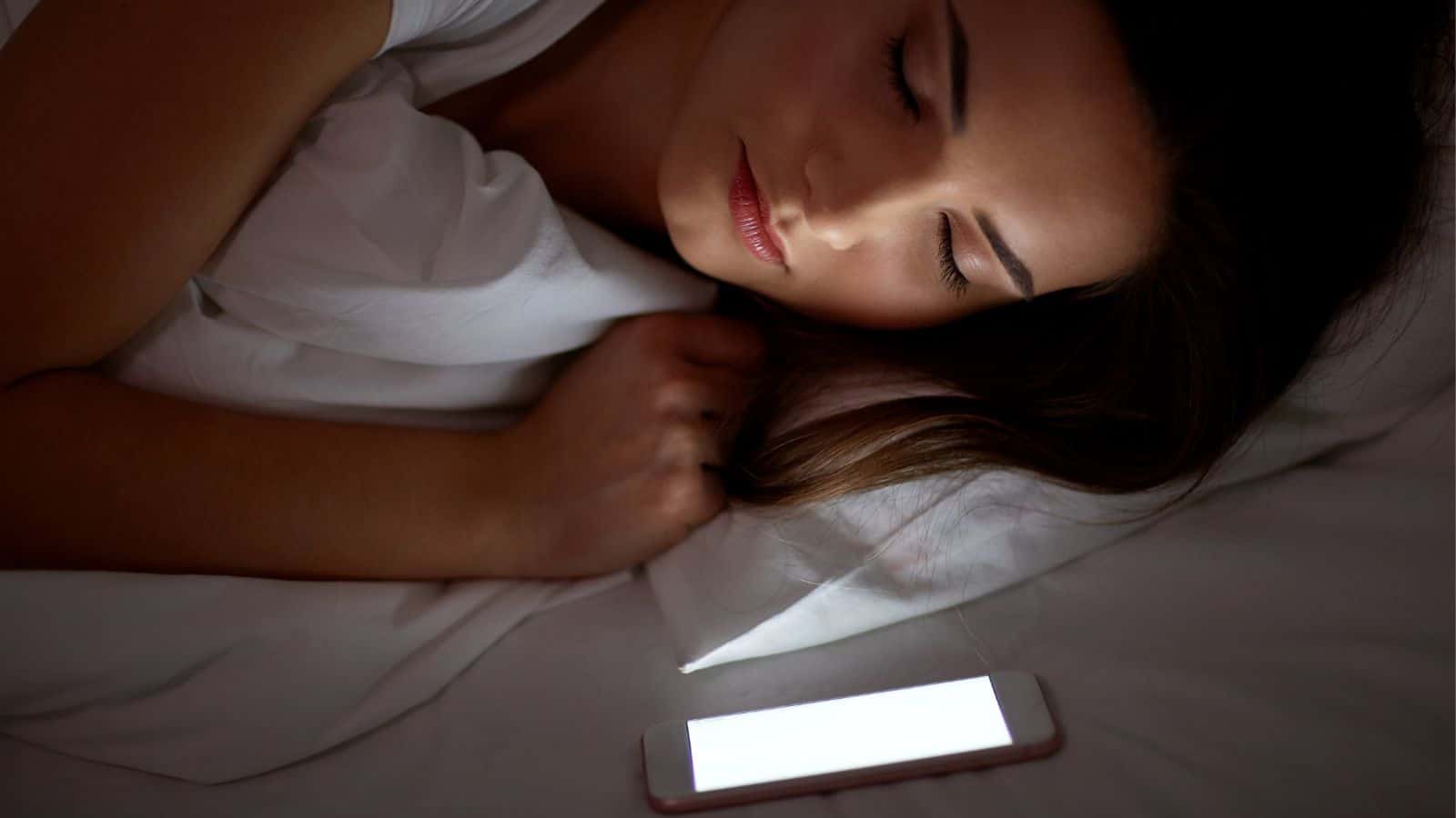 Perché lasciare il cellulare lontano dal letto potrebbe essere la scelta più saggia