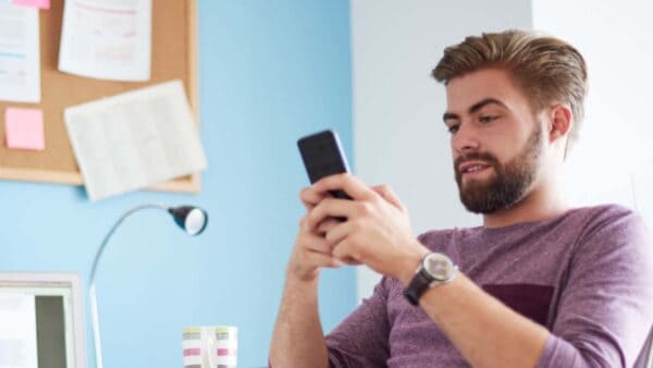 Competizione accesa tra TIM e Iliad, che scuote il mercato delle telecomunicazioni italiane con nuove offerte e servizi