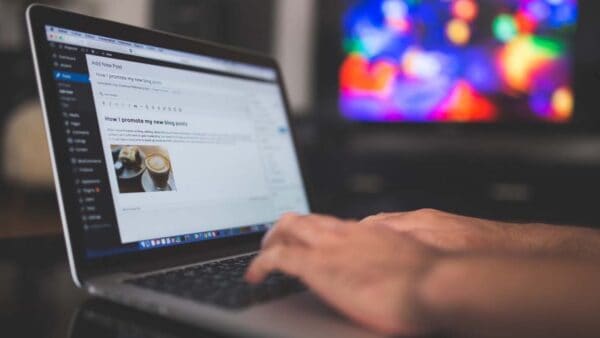 Come Help me Write trasforma brevi descrizioni in contenuti dettagliati