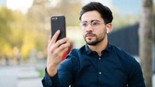 Prevenire l'affaticamento visivo nell’era degli smartphone
