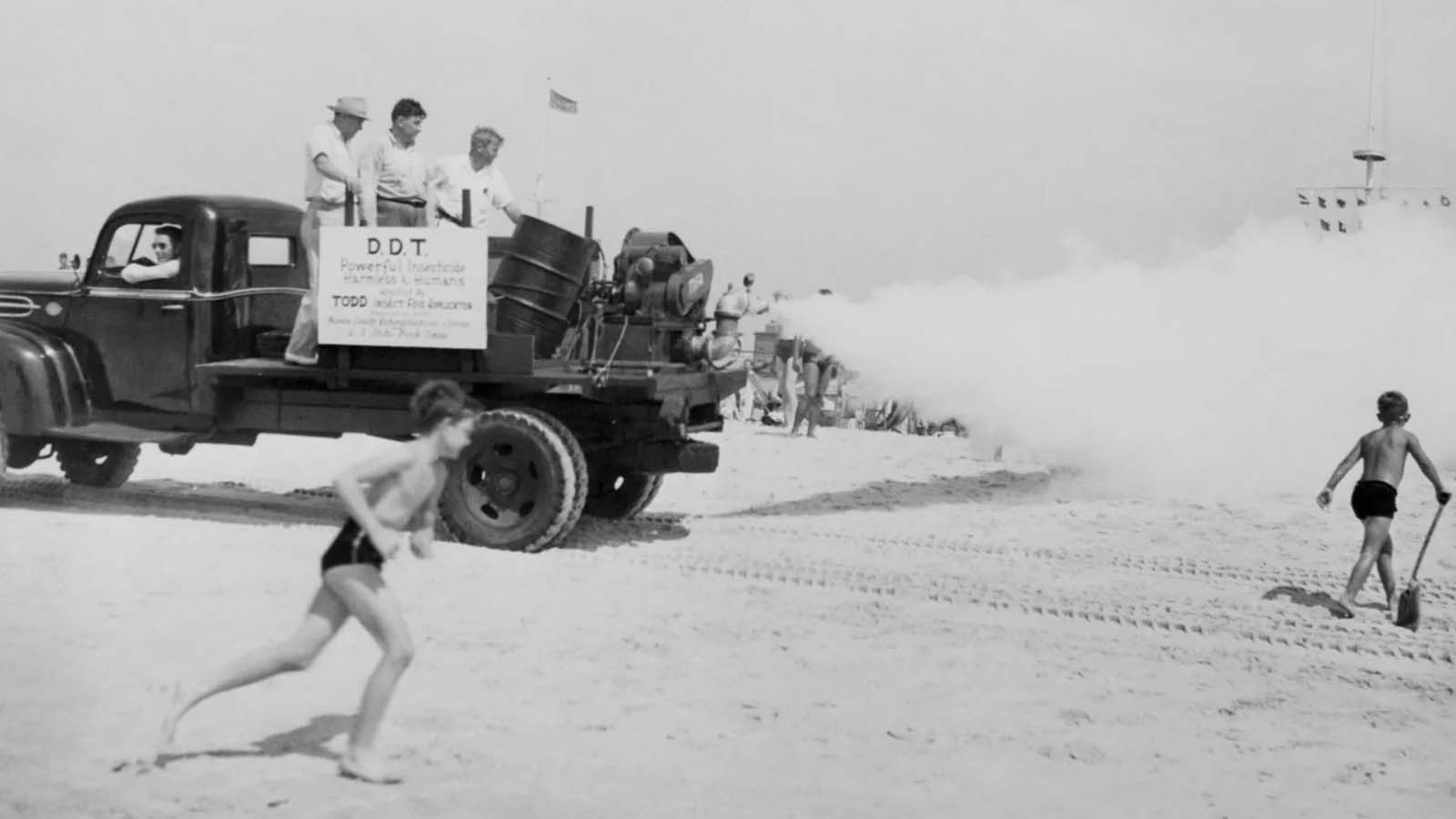 La danza urbana di operatori e camion che combattevano le zanzare nell'epoca del DDT