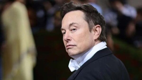La critica di Musk riguardo alla collaborazione tra OpenAI e il gigante tecnologico Microsoft