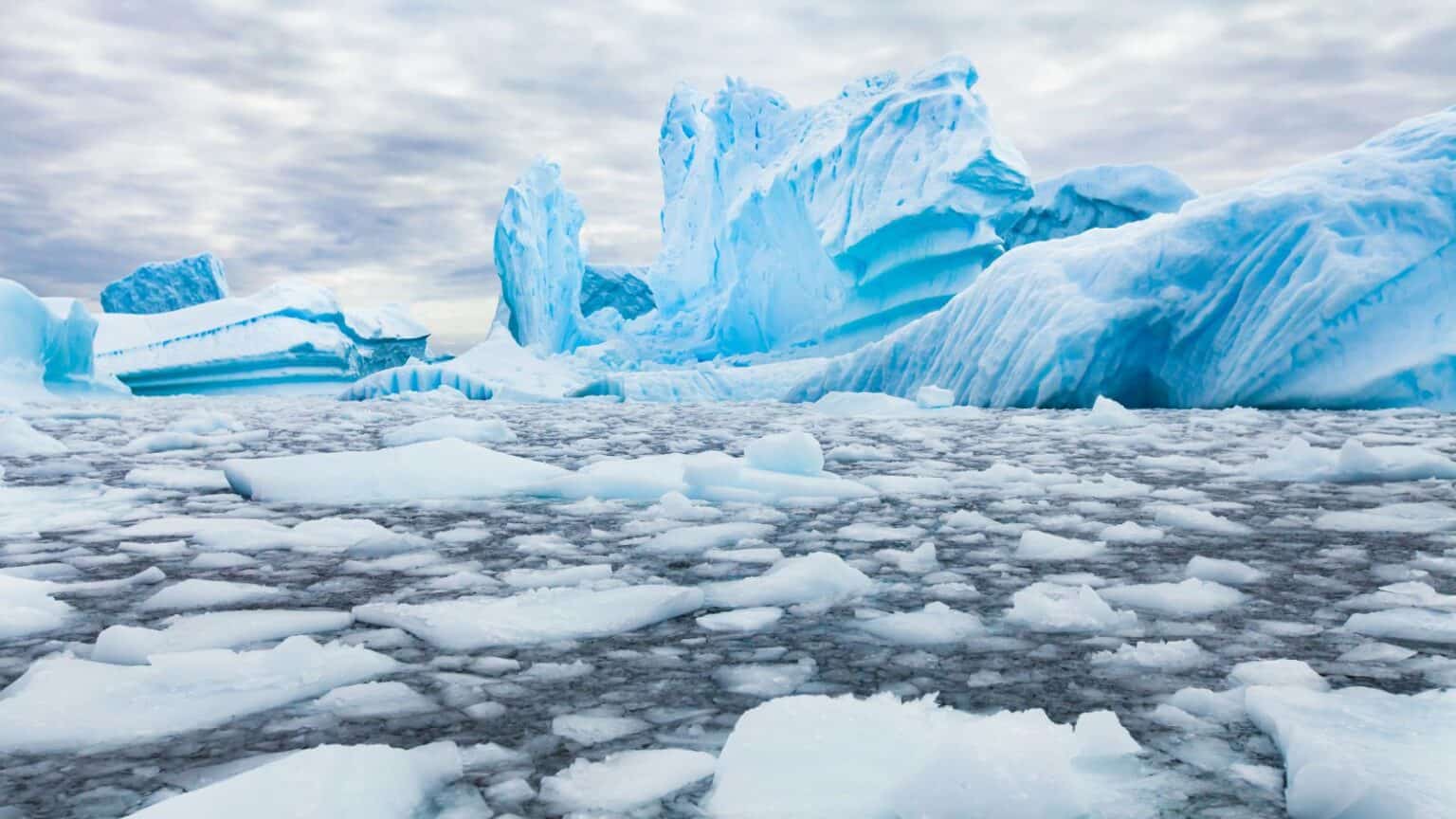 La NASA ci avverte: il ghiaccio marino antartico e artico raggiungono minimi storici, indicando un cambiamento climatico irreversibile