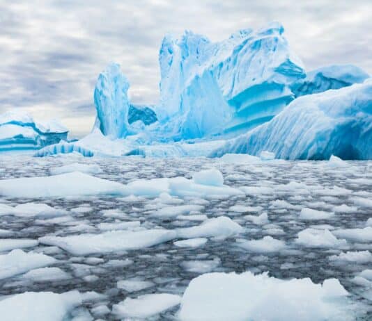La NASA ci avverte: il ghiaccio marino antartico e artico raggiungono minimi storici, indicando un cambiamento climatico irreversibile