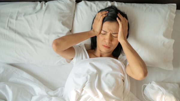 Il ruolo dei social media, in particolare TikTok, nel diffondere nuovi approcci al sonno, sfidando le convinzioni comuni sull'insonnia