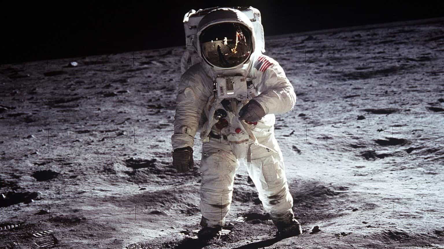 Le radici psicologiche e culturali del complottismo lunare e il modo in cui influisce sul pensiero collettivo