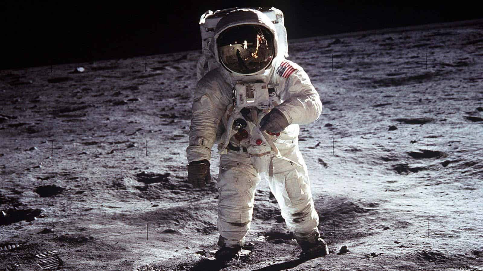 Le radici psicologiche e culturali del complottismo lunare e il modo in cui influisce sul pensiero collettivo