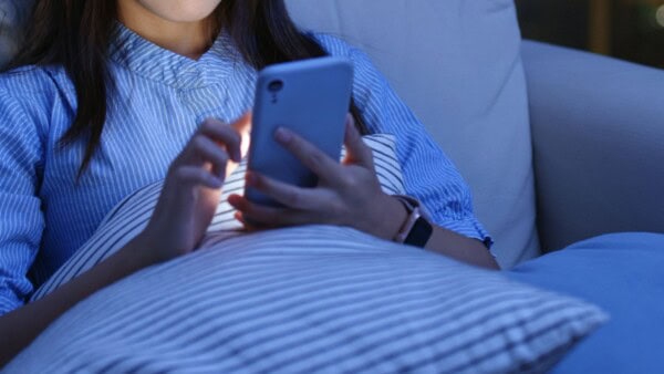 Usare lo smartphone per 5 ore porta a conseguenze assurde