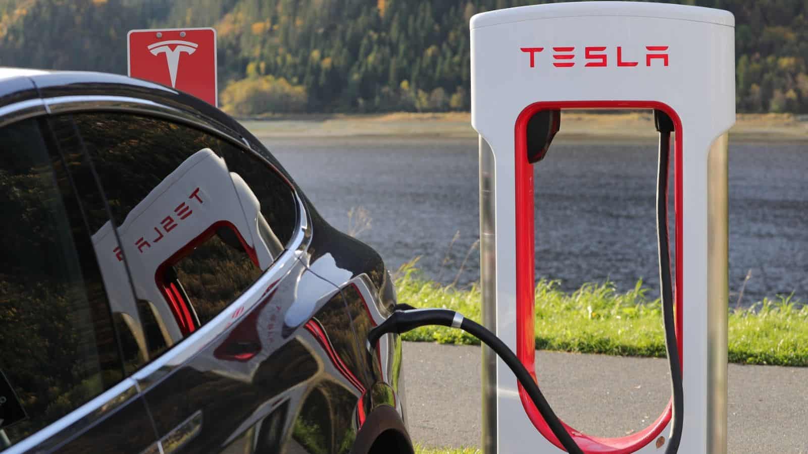 Tesla: arriva la ricarica wireless per i veicoli? 