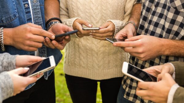 Ecco la nuova mania: guardare il cellulare mentre qualcuno parla