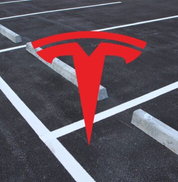 Tesla si prepara al lancio di un nuovo sistema di parcheggio