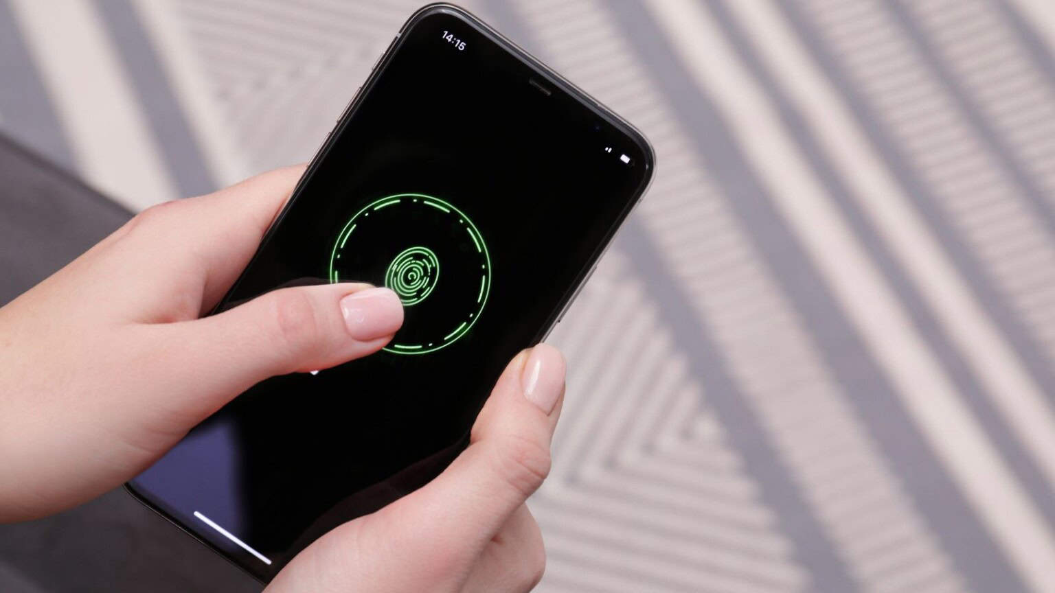 Sbloccare il cellulare con l’impronta non è sicuro come si crede