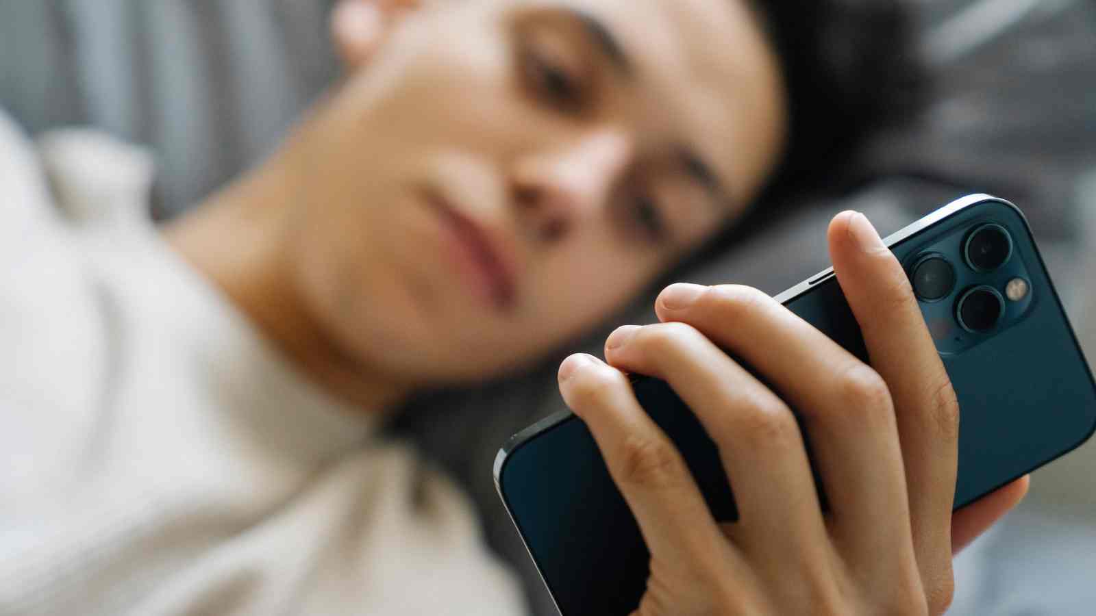 Usare il cellulare al mattino è una pessima abitudine che dovresti decidere di cambiare