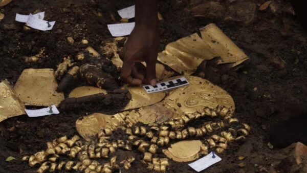 La recente scoperta archeologica di una tomba nel cuore di un parco a Panama, che rivela tesori di inestimabile valore storico e culturale