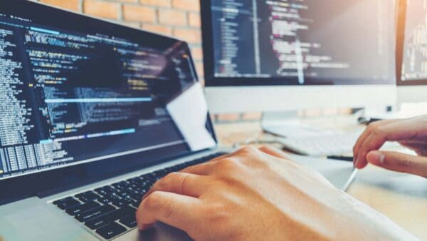 Il dibattito sulla rilevanza dello studio della programmazione nell'era dell'intelligenza artificiale