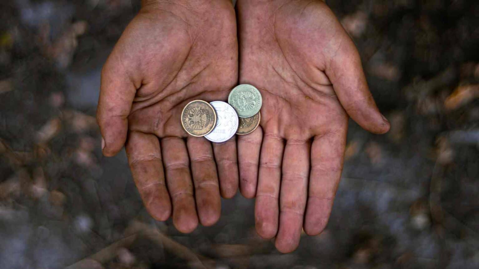 Il nesso profondo tra povertà e invecchiamento cerebrale mette in evidenza una struttura economico-sociale che non funziona
