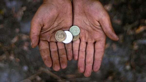 Il nesso profondo tra povertà e invecchiamento cerebrale mette in evidenza una struttura economico-sociale che non funziona