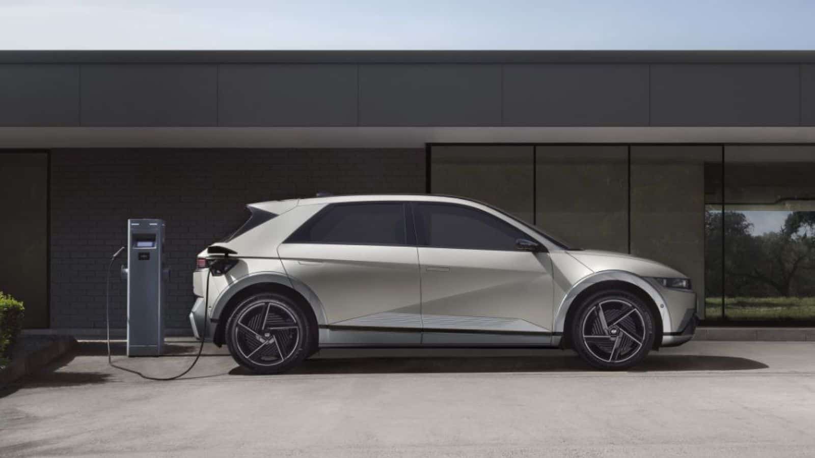 Hyundai rivela il nuovo design dell’IONIQ 5 e l’allestimento N Line Hyundai rivela il nuovo design dell'IONIQ 5 e l'allestimento N Line