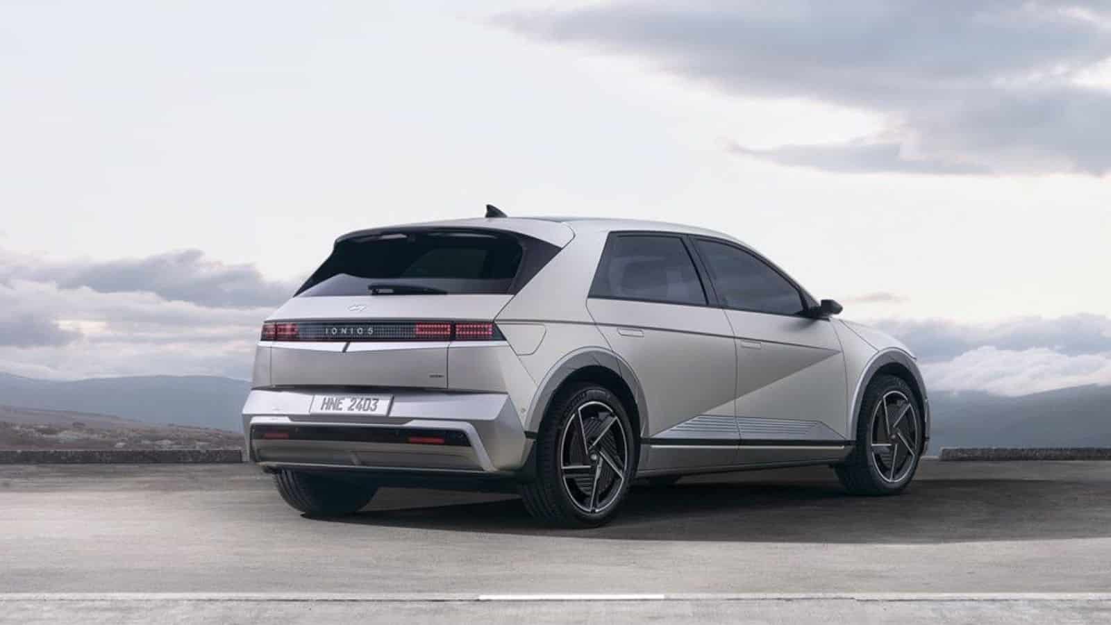 Hyundai rivela il nuovo design dell’IONIQ 5 e l’allestimento N Line Hyundai rivela il nuovo design dell'IONIQ 5 e l'allestimento N Line
