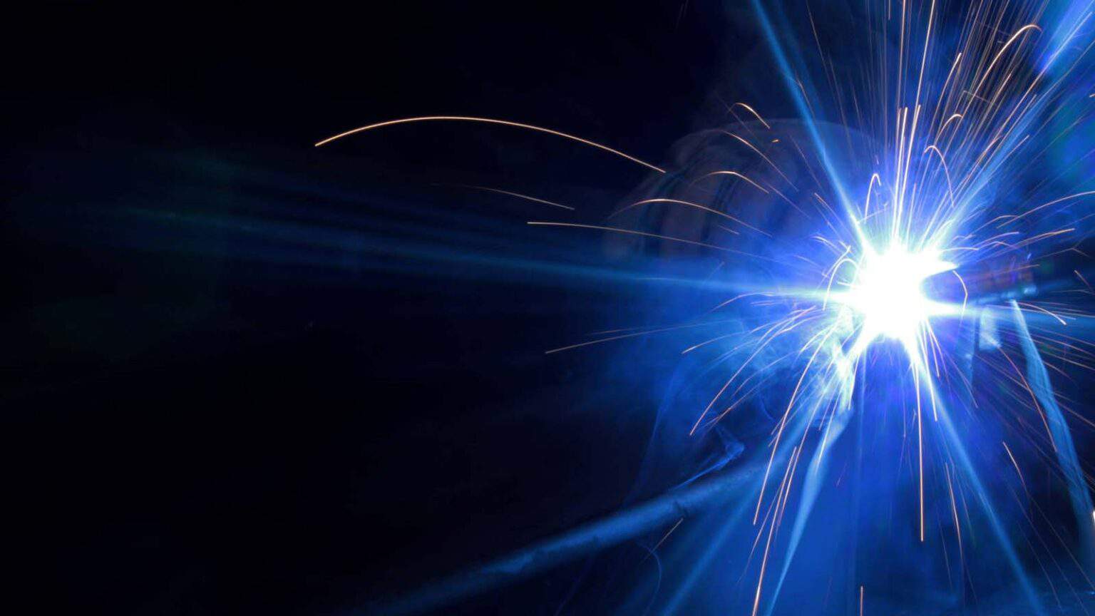 Come la consapevolezza delle potenziali scintille generate dall'elettricità statica sia fondamentale per prevenire incendi e minimizzare danni