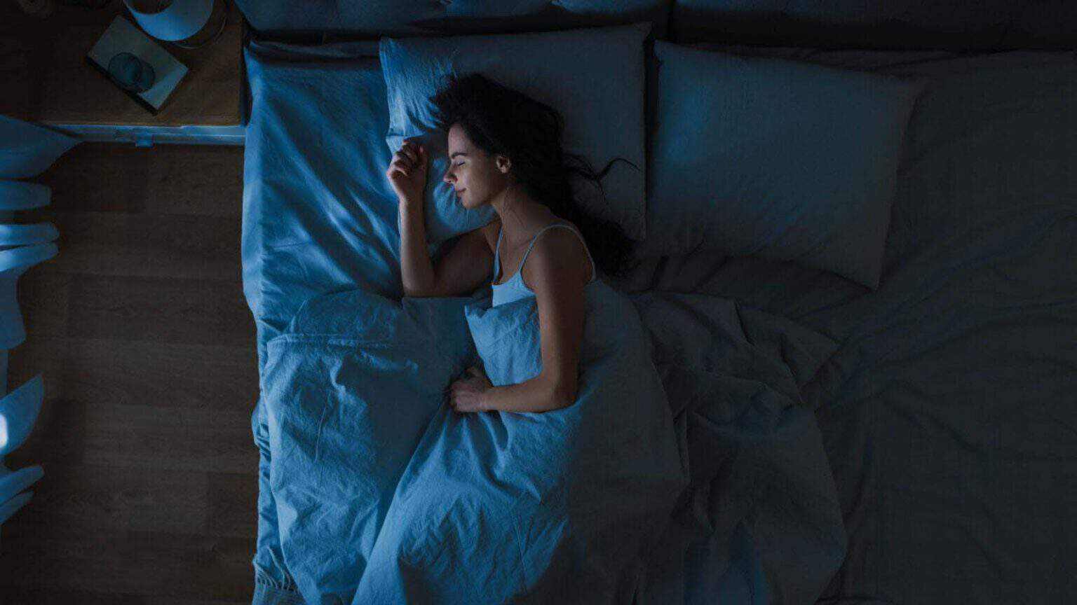 Come la posizione di riposo influisce sulle rughe del viso e quali sono gli aspetti sorprendenti da considerare per preservare la giovinezza cutanea
